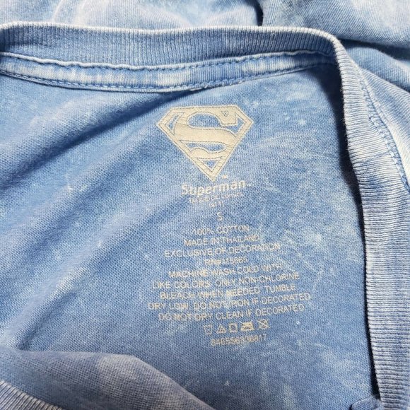 Superman The Comics Women's Sz S Graphic TShirt - Picture 3 of 3